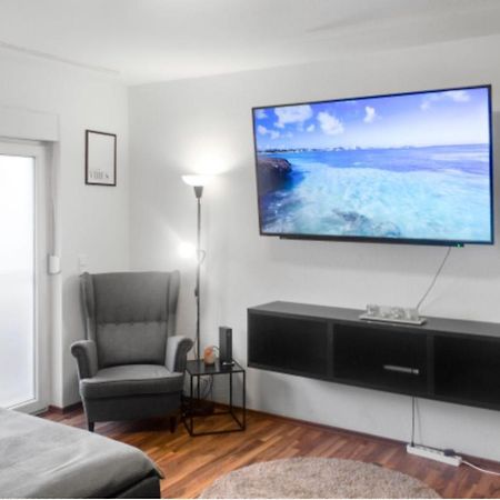 Relax Oasis With 65 Smarttv, Kitchen And Balcony Apartment Дуйсбург Екстериор снимка